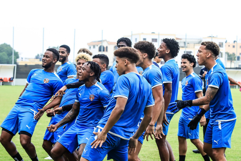 Integrantes del equipo del Cibao FC realizan una coreografía durante un partido de la Copa Caribeña.