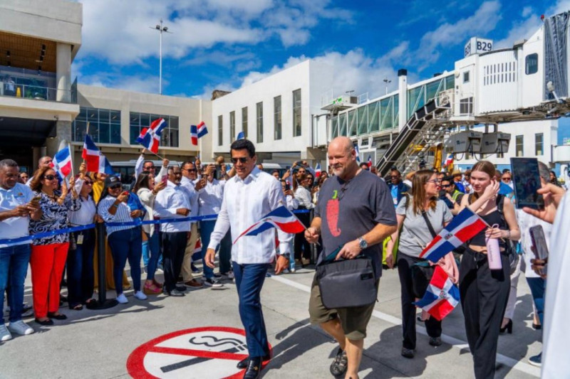 Bruce Pirt junto a su familia y el ministro de Turismo David Collado