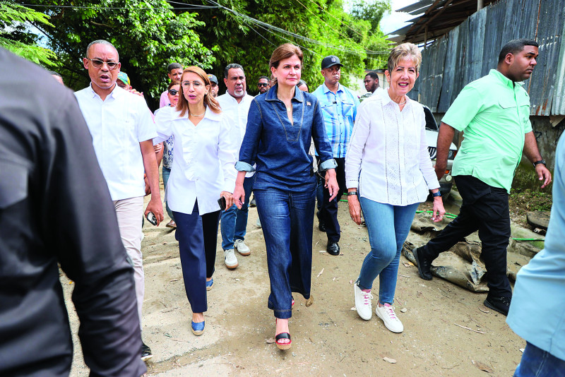 La vicepresidenta Raquel Peña acompañada por la gobernadora Claritza Rochtte, y la senadora Ginette Bournigal, recorre sectores afectados.