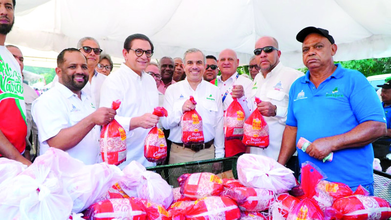 El director ejecutivo de Inespre, Iván Hernández, posa para la foto junto a otros funcionarios.