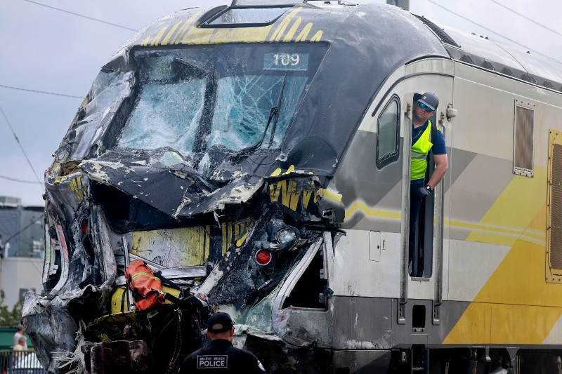 Un tren dañado de Brightline es visto tras el choque contra un camión de bomberos en el centro de Delray Beach, Florida, ayer.