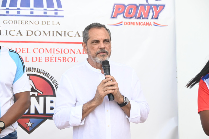 Junior Noboa, comisionado de béisbol, durante una charla en un torneo infantil.