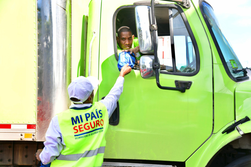 Interior y Policía entrega botiquines a viajeros en vísperas de Nochevieja