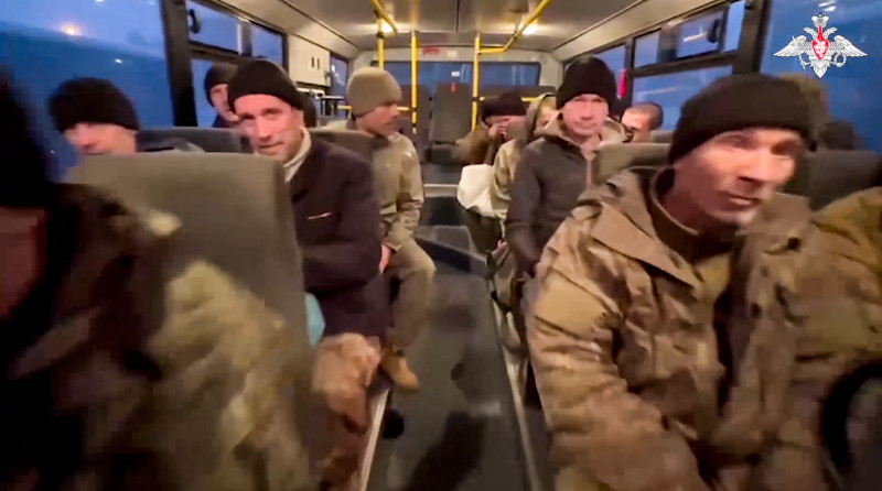 Un grupo de soldados rusos viaja en un autobús tras ser liberados en un canje de prisioneros entre Rusia y Ucrania, en un lugar no especificado de Bielorrusia.