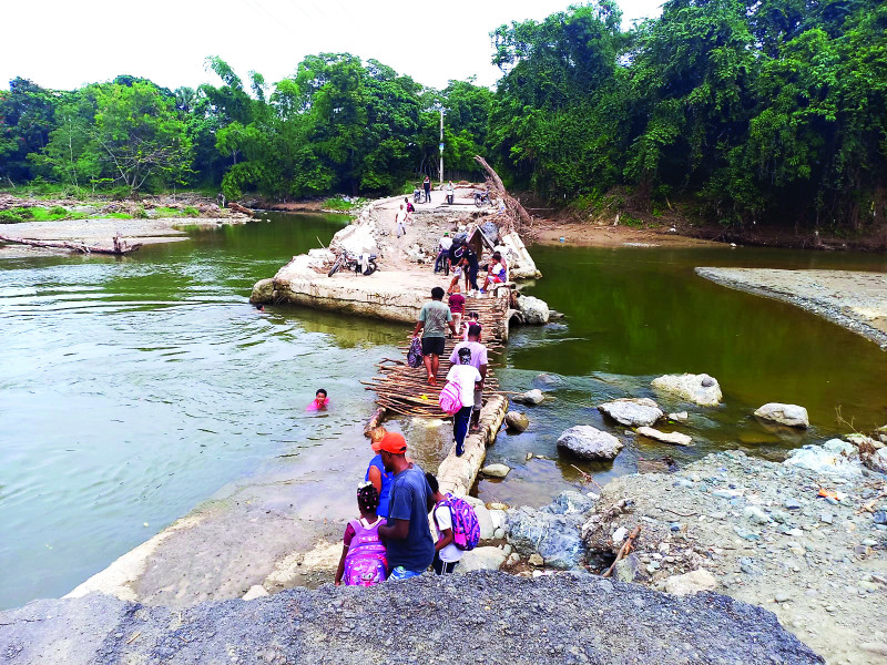 El puente sobre el río Camú aún espera por respuesta.