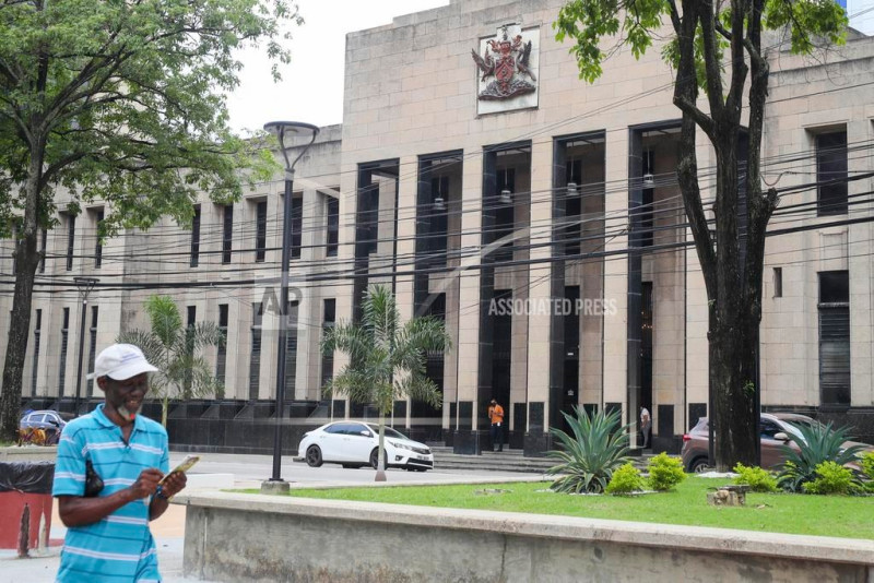 Escudo de armas del país en la fachada de un edificio gubernamental en Puerto España, Trinidad y Tobago, el 20 de agosto de 2024.