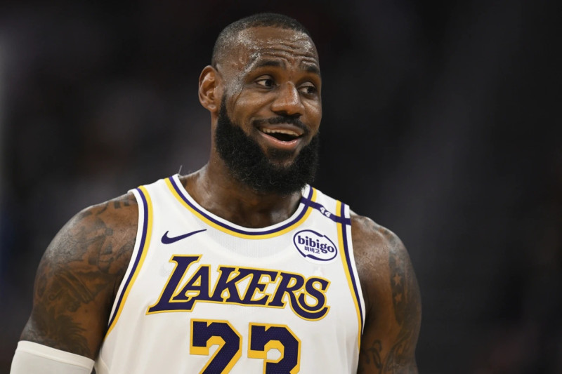 LeBron James sonríe tras observar una jugada llamada por los árbitros.