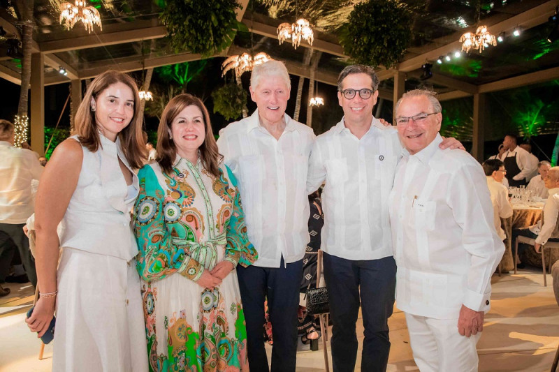 Anyarlene Bergés, Lucile Houellemont, Bill Clinton, César Dargam y Frank Rainieri