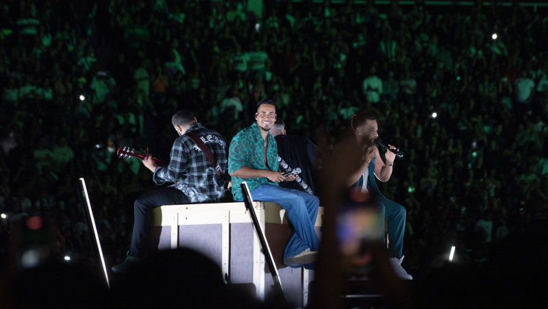 Aventura canta en su reciente concierto en el Estadio Olímpico.