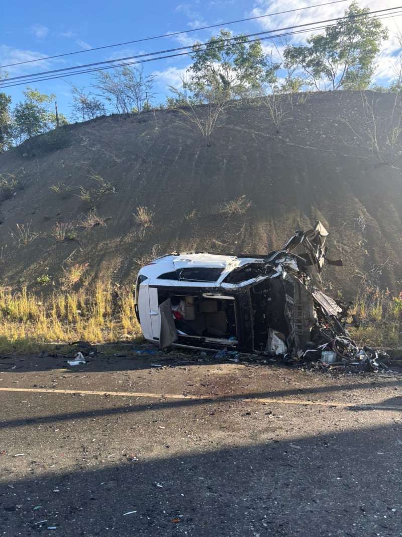 Fotografía muestra uno de los vehículos accidentados en la carretera Sánchez.