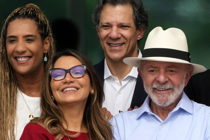 Lula da Silva y la primera dama Rosangela da Silva, delante a la izquierda, posan para unas fotos con el ministro de Economía Fernando Haddad, arriba a la derecha, y la ministra de Igualdad Racial Anielle Franco el viernes 20 de diciembre de 2024