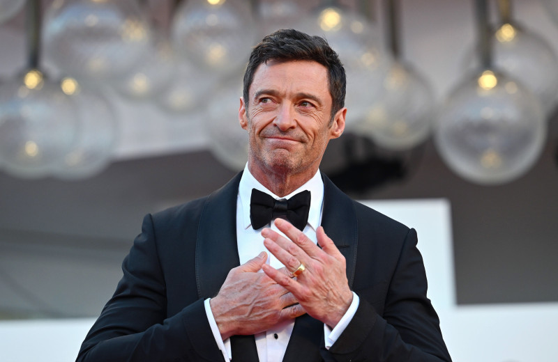 El actor australiano Hugh Jackman llega al estreno de 'The Son' durante la 79.ª edición del Festival Internacional de Cine de Venecia. Tras una carrera reciente marcada por papeles musicales, incluido el de Jean Valjean en 'Los Miserables' (2012), que le valió una nominación al Óscar, Jackman se prepara para regresar a los escenarios en 2025 con una serie de conciertos en el icónico Radio City Music Hall. EFE/EPA/ETTORE FERRARI