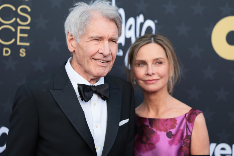 Los actores estadounidenses Calista Flockhart y Harrison Ford asisten a los Critics Choice Awards de 2024. Ford, quien lleva más de 20 años junto a Flockhart, sigue en plena acción con su papel en la aclamada serie de Apple TV+  'Shrinking' y su esperada participación en el universo Marvel como el General Thaddeus Ross. EFE/EPA/ALLISON DINNER