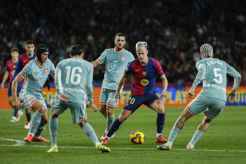 Dani Olmo controla el balón durante el partido de La Liga española entre el Barcelona y el Atlético de Madrid en el Estadio Olímpico Lluis Companys el sábado 21 de diciembre de 2024