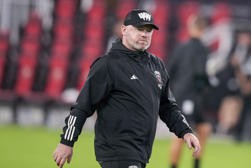 El entonces entrenador del D.C. United, Wayne Rooney, abandona el campo después del partido de fútbol de la MLS contra el Inter Miami, el 8 de julio de 2023, en Washington