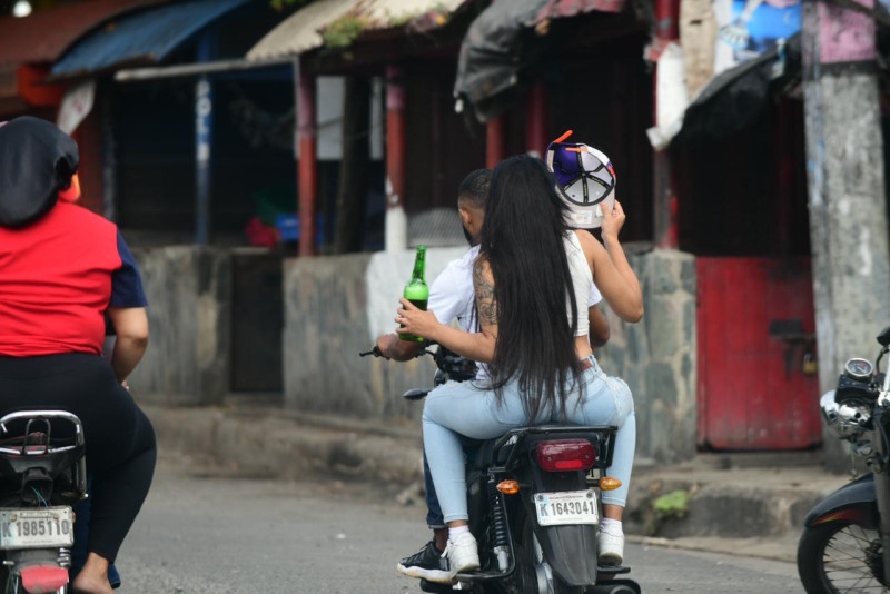 En los barrios del Gran Santo Domingo las personas disfrutan a ritmo de música y bebidas.