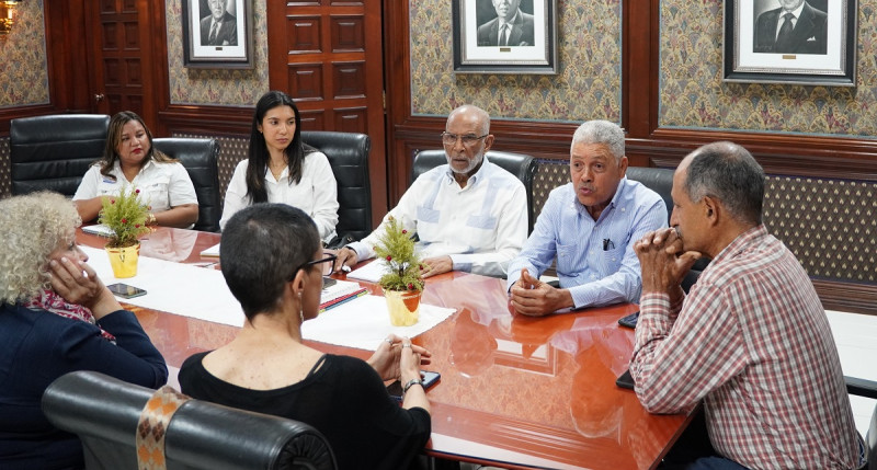 Heidy Santana, de la fundación Propagás; Stephany Morillo, directora de proyectos de la Federación de Campesinos Hacia el Progreso; Leonardo Mercedes, Luis Carvajal, Esteban Polanco, Michela Izzo e Yvonne Arias comparten impresiones en el Encuentro Verde de Listín Diario