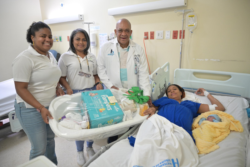 Una madre, acompañada de personal médico, tras dar a luz en una maternidad de la capital.