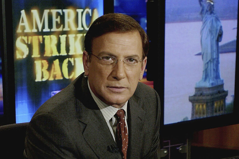 El presentador de noticias de CNN, Aaron Brown, posa en los estudios de la cadena en Nueva York, en esta foto de archivo del 18 de octubre de 2001.