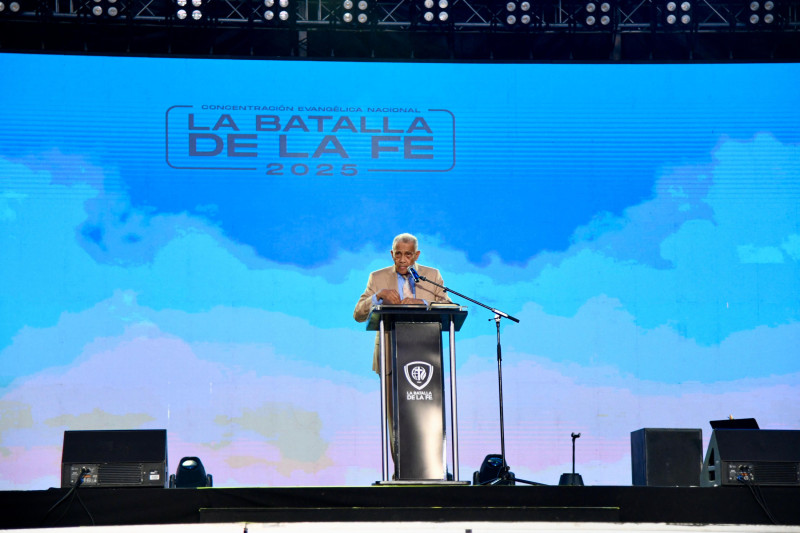 Fotografía muestra al pastor Ezequiel Molina, en su discurso en la Batalla de la Fe 2025.