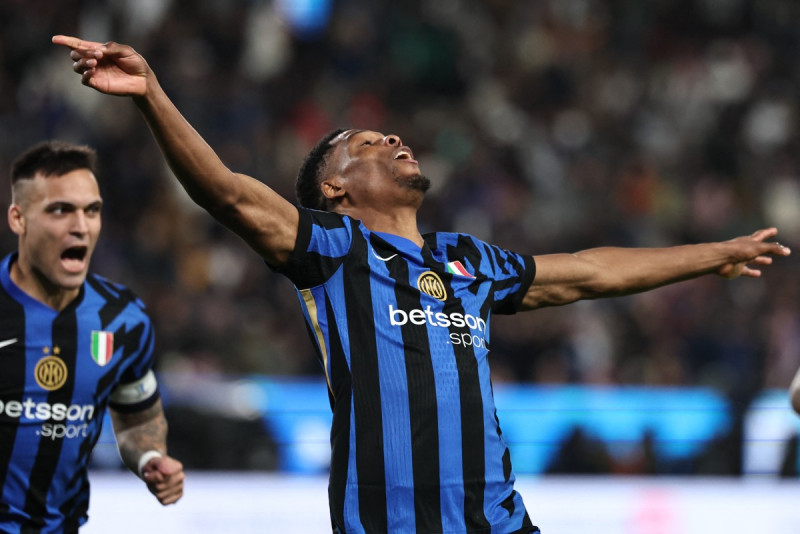 Denzel Dumfries celebra el primer gol de su equipo durante el partido de fútbol de semifinales de la Supercopa de Italia el 2 de enero de 2025