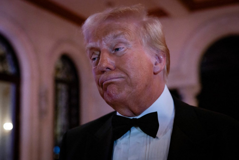 El presidente electo de Estados Unidos, Donald Trump, llega en Nochevieja a su club Mar-A-Lago el 31 de diciembre de 2024 en Palm Beach, Florida