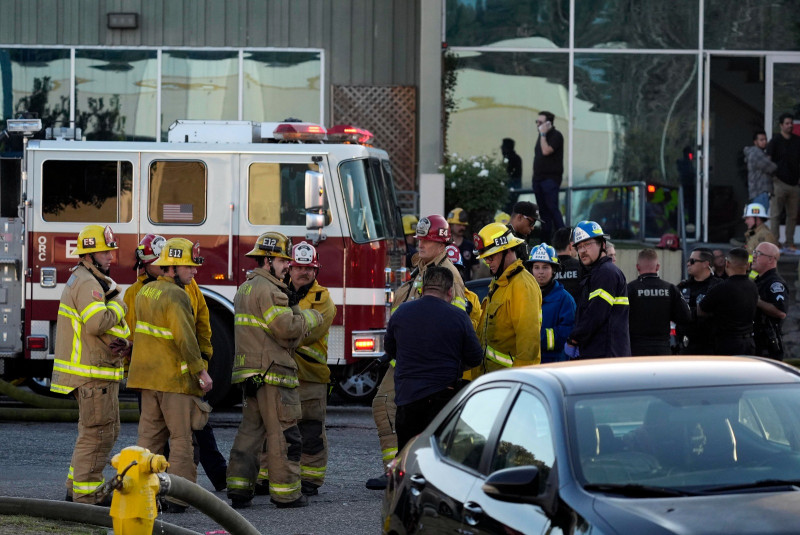 Bomberos acuden al edificio comercial donde se estrelló una avioneta el jueves 2 de enero de 2025 en Fullerton, California