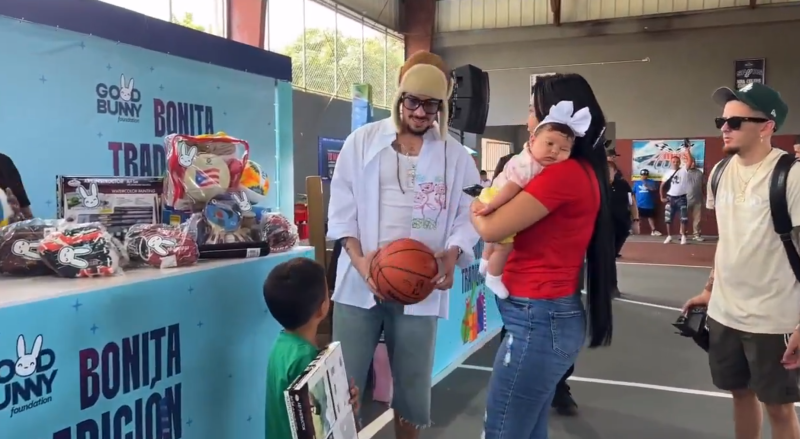 Bad Bunny entregando juguetes en Puerto Rico