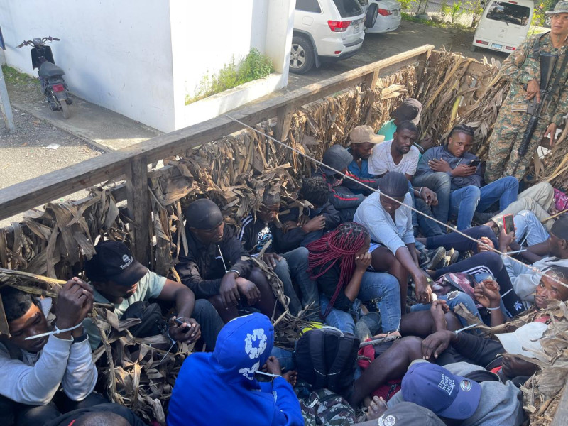 Detienen haitianos en estado irregular dentro de un camión en Santiago