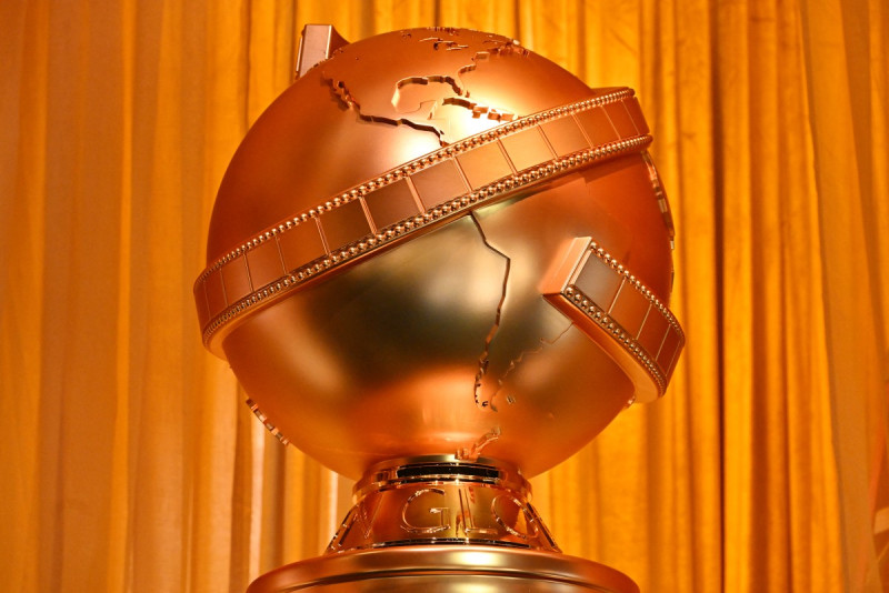 Una estatua de los Globos de Oro se ve en el salón de baile durante los preparativos para la 82ª edición de los Globos de Oro en el hotel Beverly Hilton en Beverly Hills, California, el 2 de enero de 2025.