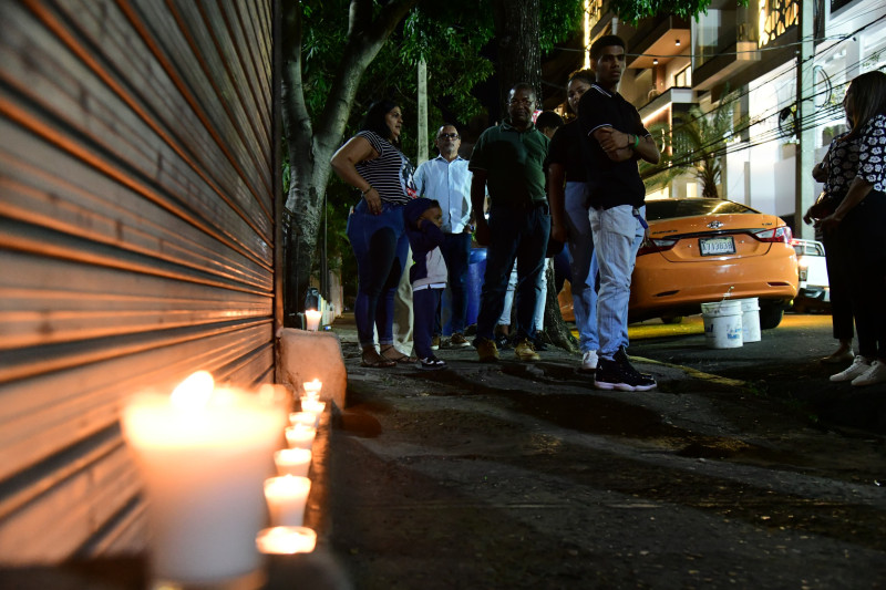 Familiares de Denny Silverio Ramírez hicieron un encendido de velas a un mes de su muerte.