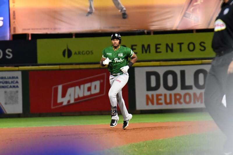 Oscar González recorre e diamante del estadio Quisqueya Juan Marichal.