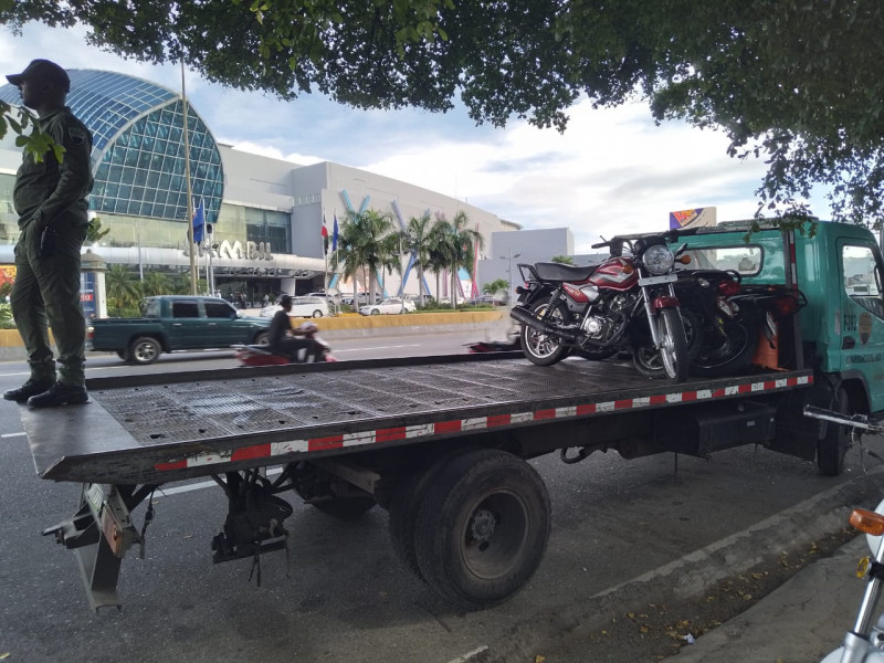 Agentes detienen a motoristas por transitar en elevados y túneles