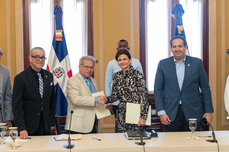 La vicepresidenta de la República  Raquel Peña, y por el presidente del CMD, Waldo Ariel Suero, el ministro de Salud, Víctor Atallah y otras personalidades.