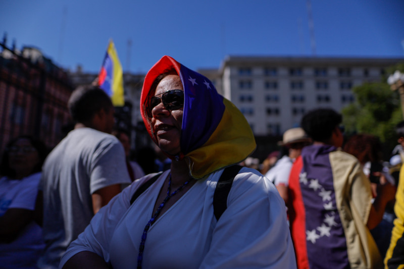 Una mujer usa una bandera de Venezuela como pañoleta este sábado, en Buenos Aires (Argentina).