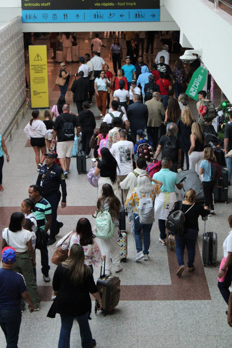 Dominicanos que viajaron al país en diciembre retornan a Estados Unidos y otros países por el Aeropuerto Internacional de Las Américas (AILA).