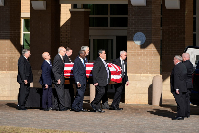 Agentes anteriores y actuales del Servicio Secreto de EE. UU. asignados al destacamento de Carter, mueven el ataúd cubierto con una bandera del ex presidente Jimmy Carter, en el Centro Médico Phoebe Sumter en Americus, Georgia, el sábado 4 de enero de 2025.