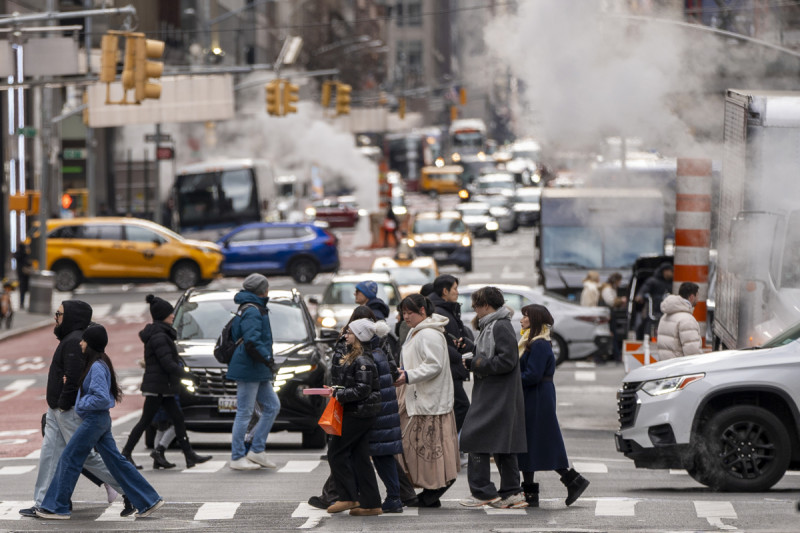 Personas cruzan la avenida Lexington en la calle 60 Manhattan este jueves, Nueva York (EE.UU.).