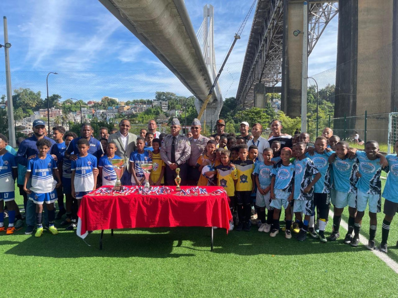 Ramón Antonio Guzmán Peralta, director de la Policía Nacional, posa con los niños participantes del torneo.