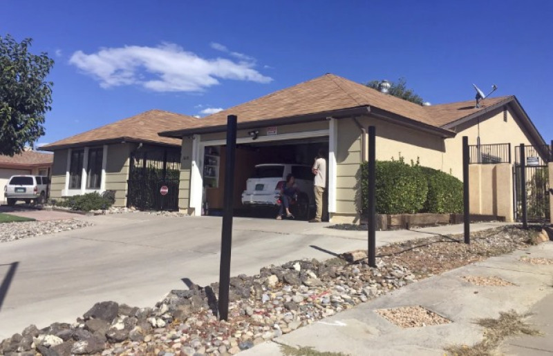 Postes para una nueva cerca se encuentran afuera de la casa utilizada en la serie de AMC-TV “Breaking Bad” en Albuquerque, Nuevo México, el viernes 13 de octubre de 2017. (Foto AP/Russell Contreras, Archivo)