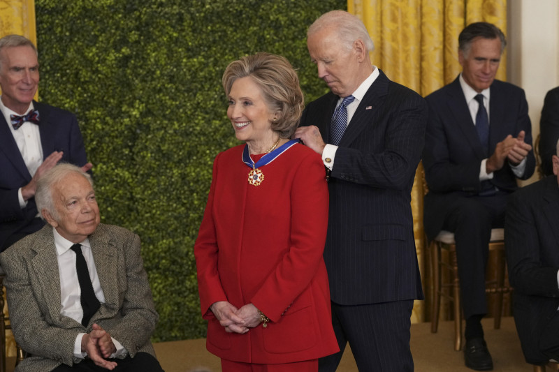 Hillary Clinton recibe la Medalla de la Libertad de manos del presidente de Estados Unidos, Joe Biden,