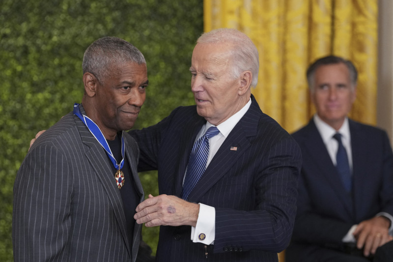 El actor Denzel Washington recibe la Medalla de la Libertad