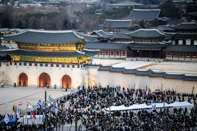 La gente se reúne para una manifestación en contra del presidente de Corea del Sur