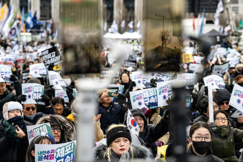 La gente se reúne para una manifestación en contra del presidente de Corea del Sur,