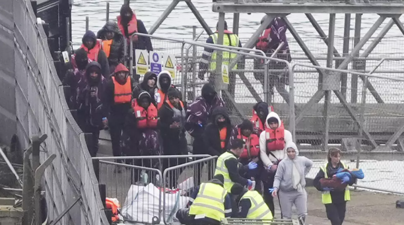 Un grupo de inmigrantes (se supone) son llevados a Dover, Inglaterra, por un bote salvavidas RNLI Dover tras un incidente en una pequeña embarcación en el Canal de la Mancha, el 29 de diciembre de 2024.