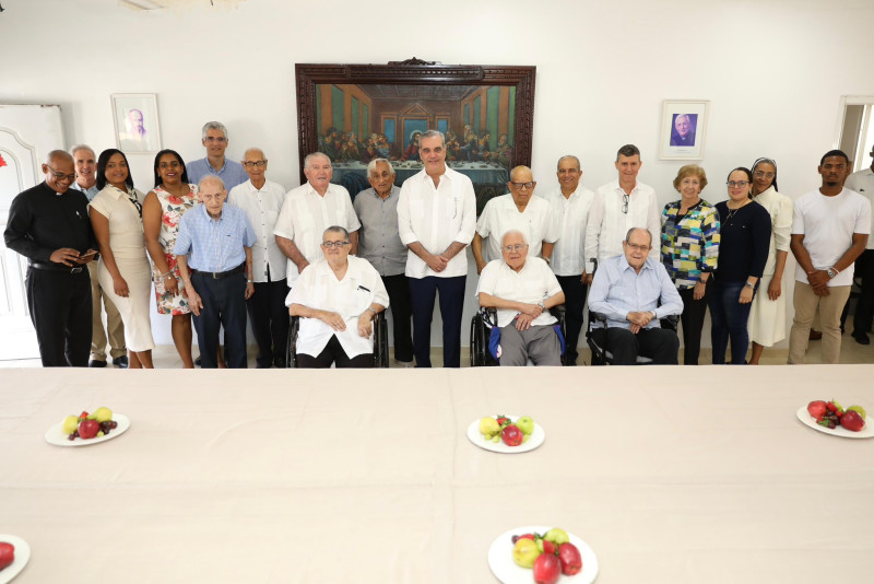 Presidente Abinader y sacerdotes jesuistas reunidos