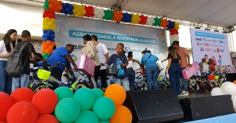 Niños reciben bicicletas y patinetas en la actividad "Plásticos por juguetes" que organiza la Alcaldía del Distrito Nacional.