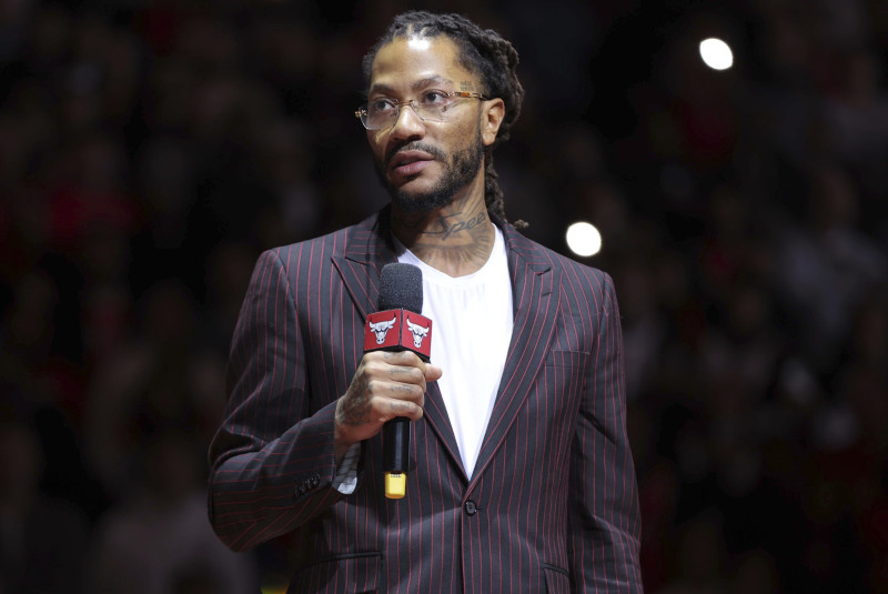 El exjugador de la NBA Derrick Rose habla con el público