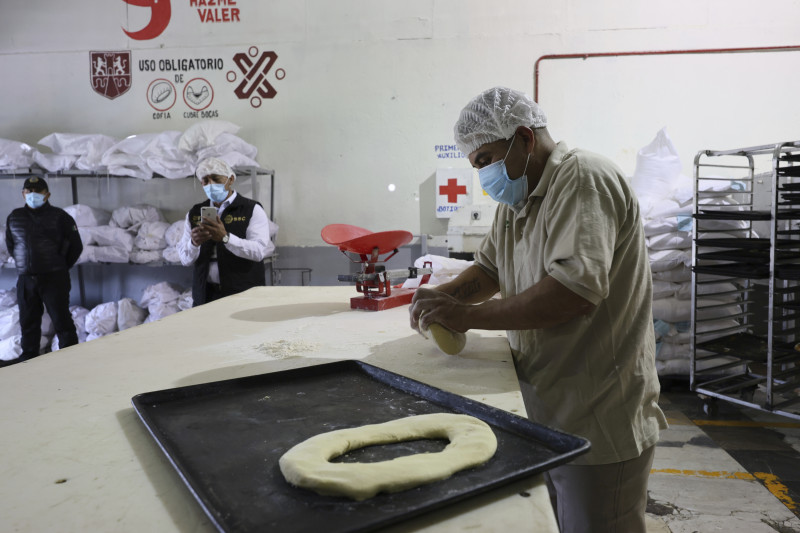 Un preso trabaja con la masa para hacer las tradicionales roscas de reyes