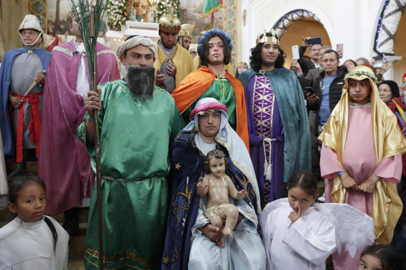 Actores interpretan una escena durante una celebración de la fiesta de Reyes Magos